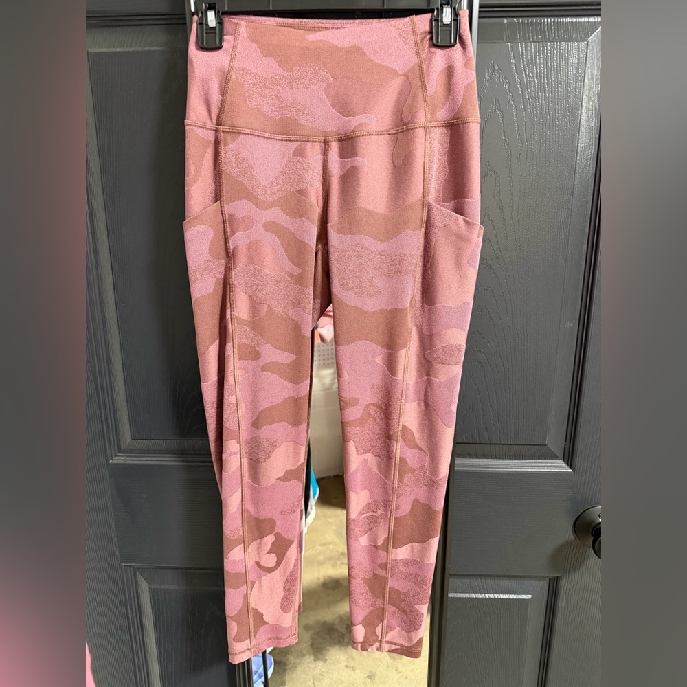 The North Face Women’s Pink Camo Pocket Leggings Size Medium‎ Athletic Workout